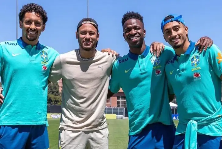 Neymar con sus compañeros de selección