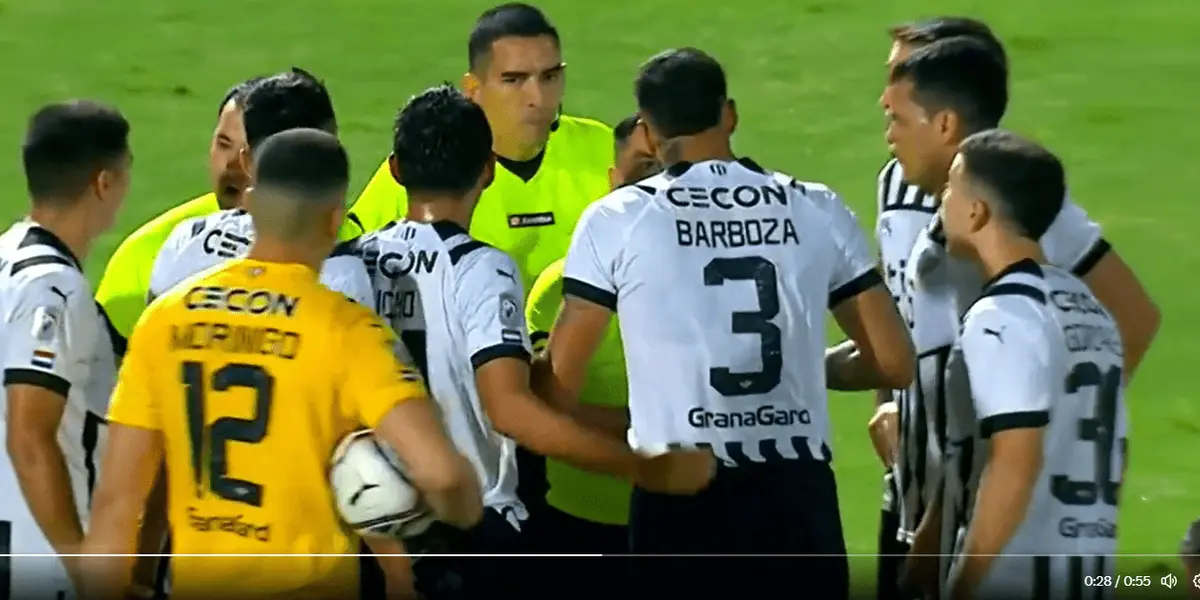 Alexander Barboza vio la roja ante Cerro Porteño por una insólita acción.