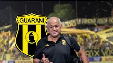 El entrenador de Guaraní, Francisco Arce, con la playera del club