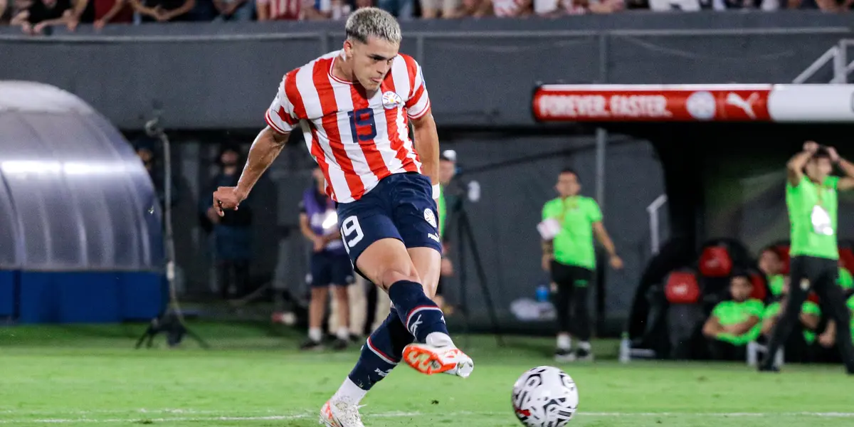 Ramón Sosa com a camisa de sua seleção, a paraguaia em um amistoso - Foto | Reprodução: Internet