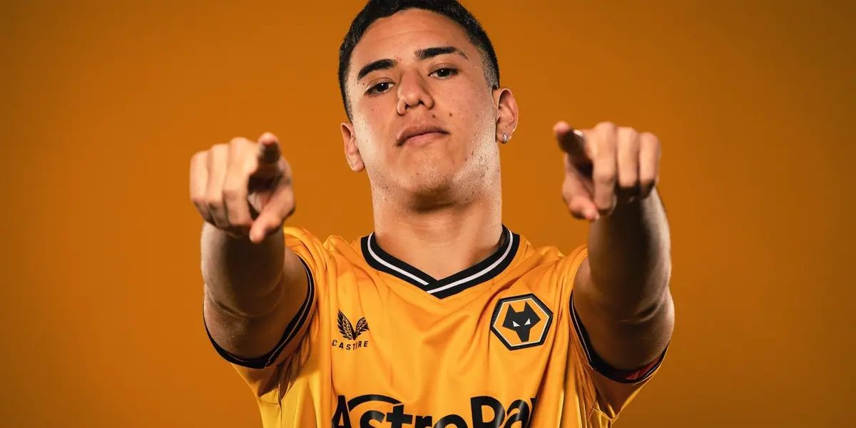 El futbolista de 18 años fue presentado oficialmente como nuevo jugador del Wolves.