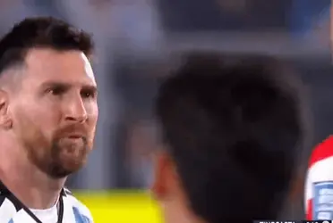 En un candente momento del juego, el argentino recibió un escupitajo por la espalda.