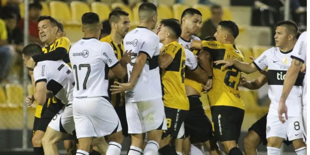 Los jugadores entre Guaraní y Olimpia se tomaron a los golpes tras una falta en mediacancha.