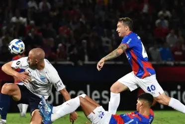 Los presentes en el estadio se pegaron un susto tras el desamayo del jugador de Bolívar.