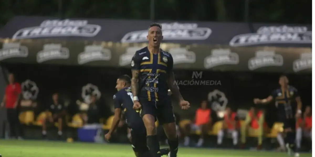 Lucas Barrios continuará su carrera en el fútbol paraguayos con el auriazul de Luqueño.