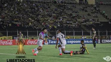 Roque Santa Cruz festejando su gol en Venezuela