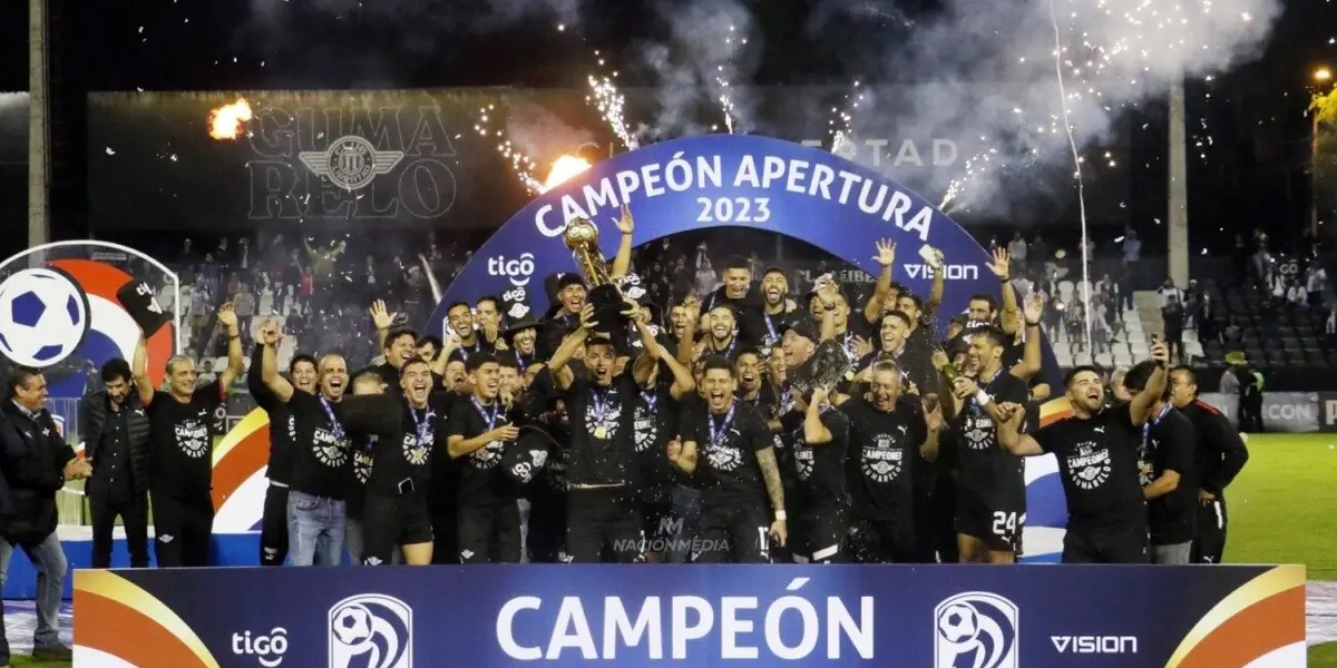 Tras conseguir el título de campeón del Torneo Apertura 2023, los integrantes del plantel gumarelo dedicaron varios cánticos a Cerro Porteño, su rival en la lucha por el campeonato.