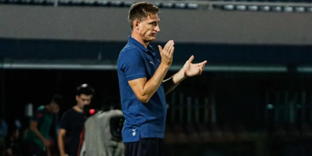 El entrenador argentino llegó a Paraguay para observar el clásico pero podría quedarse.