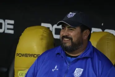 El entrenador de Ameliano tiene una particular forma de hacer llegar sus indicaciones.