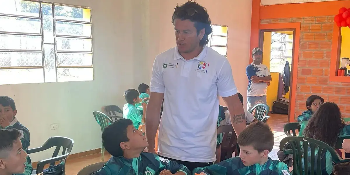 El ex futbolista sigue colaborando en la sociedad paraguaya, en su natal San Joaquín.