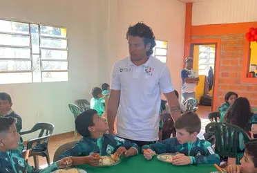 El ex futbolista sigue colaborando en la sociedad paraguaya, en su natal San Joaquín.