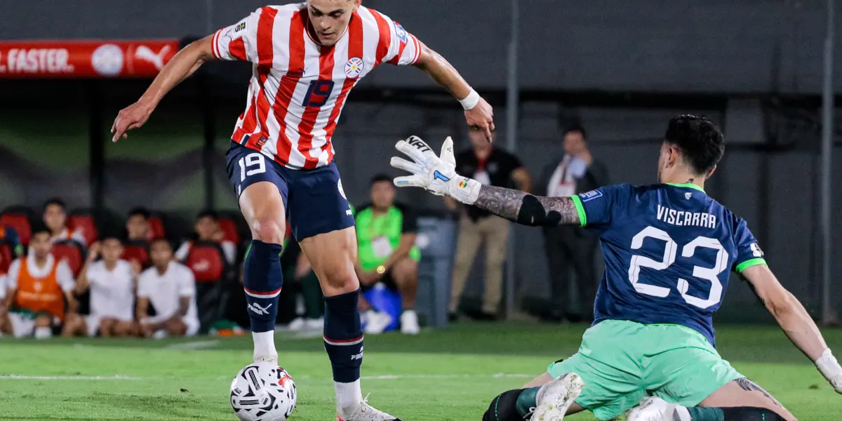 El futbolista paraguayo quedó muy sentido en un cruce en el área boliviana.