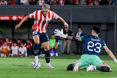 El futbolista paraguayo quedó muy sentido en un cruce en el área boliviana.