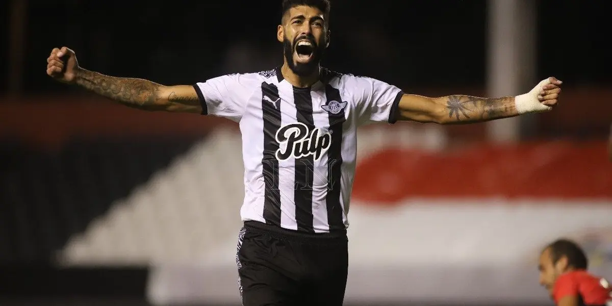 El zaguero central argentino podría seguir su carrera en el fútbol brasileño.