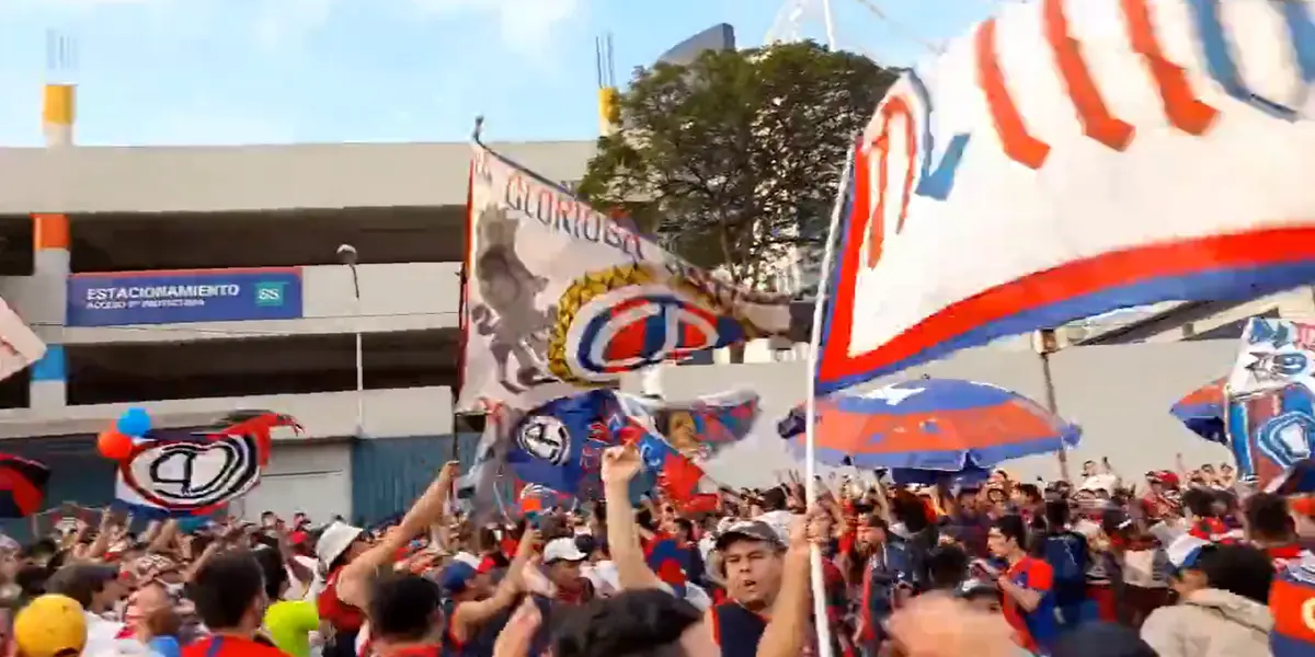 En la partida del bus rumbo al estadio de Olimpia, el plantel recibió el apoyo de la gente.