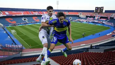 Jugadores de Boca Juniors y Trinidense disputando el balón en La Nueva Olla