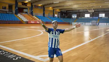 Julio Enciso con la camiseta del Brighton