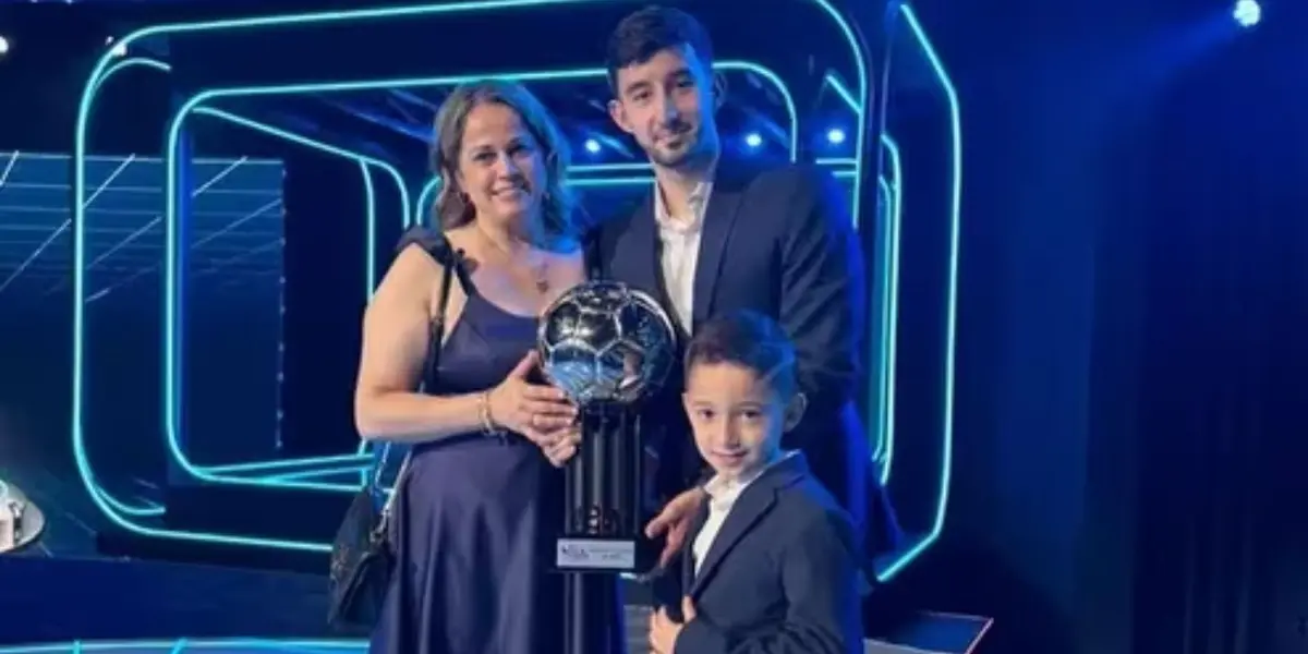 Mathías Villasanti recibió el Balón de Plata por ser uno de los mejores volantes de la Serie A de Brasil.