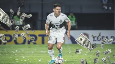 Saúl Salcedo con la camiseta de Olimpia