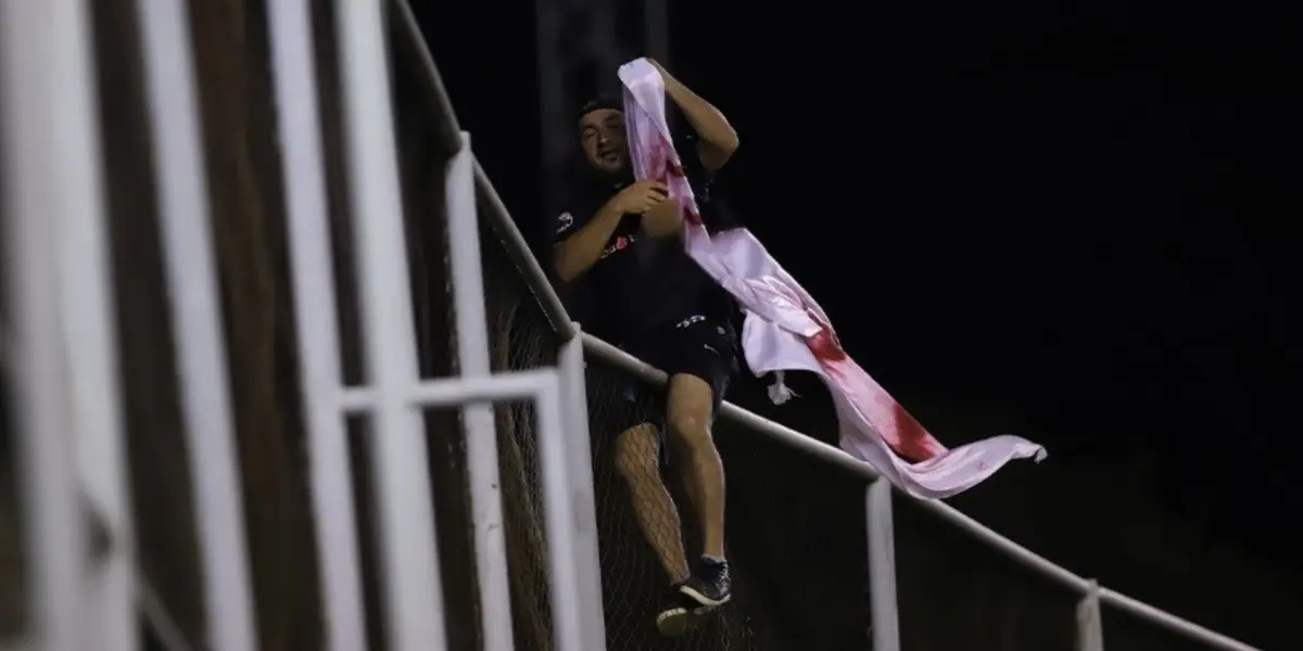 Una enorme bandera se extendió en gradería visitante que causó roncha en el local